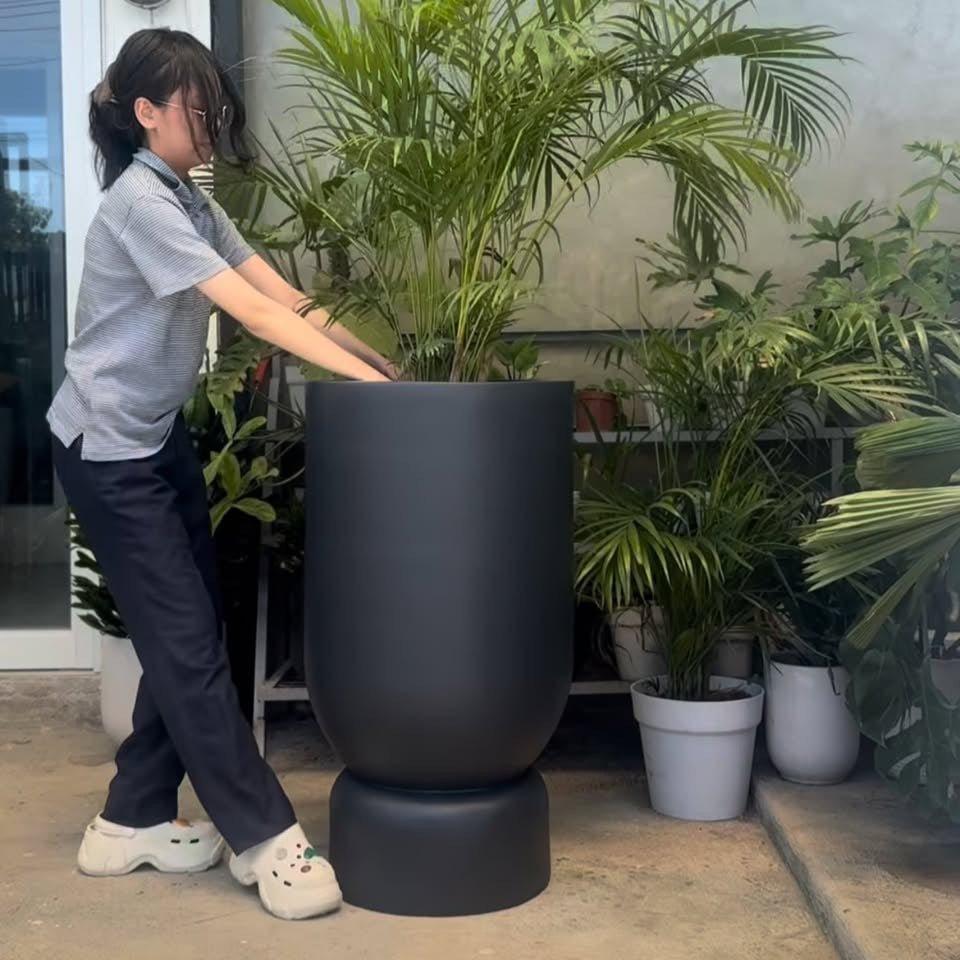 Eléa Modern Fiberglass Planter