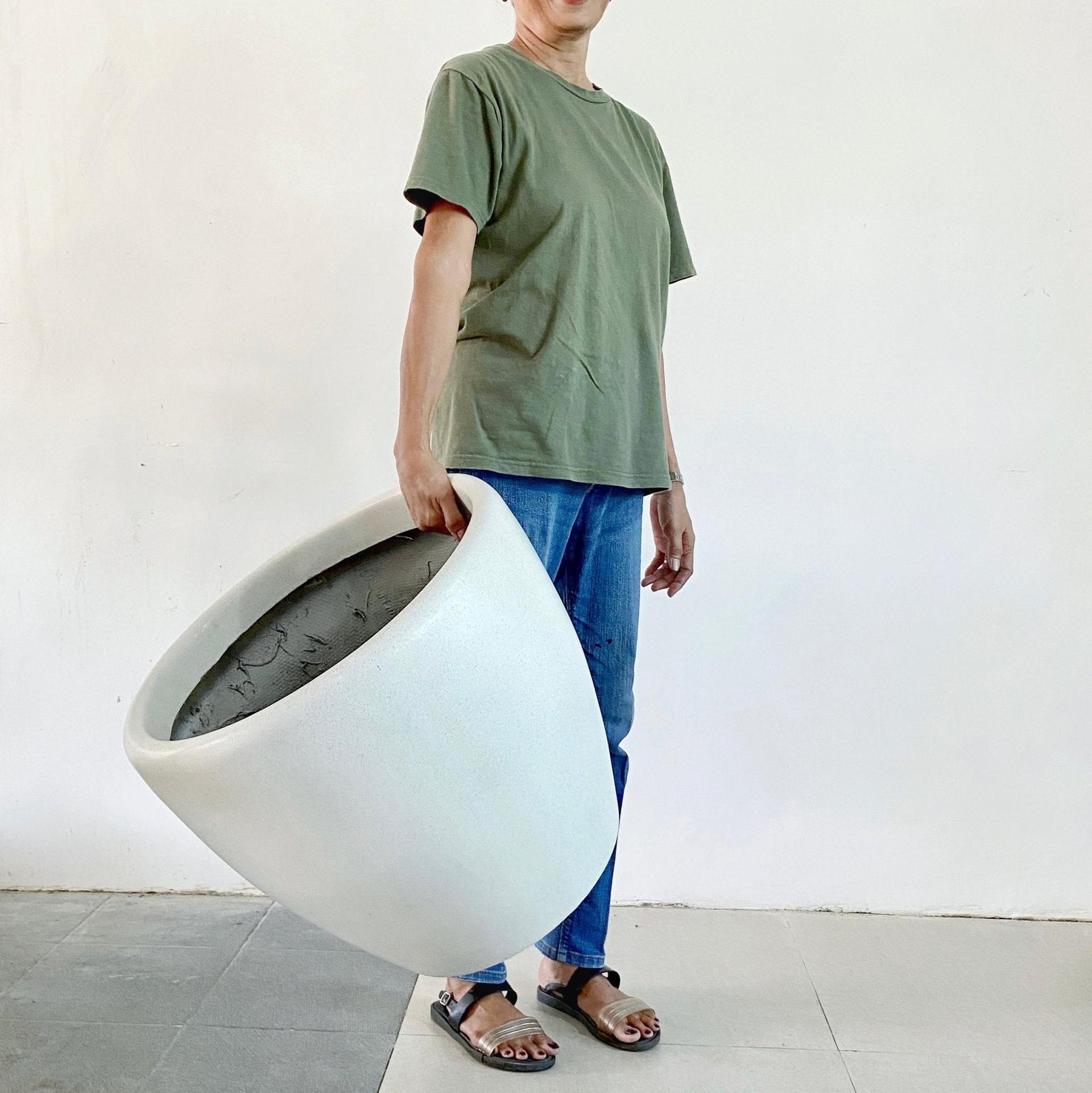 Venetian Round Fiberglass Floor Planters